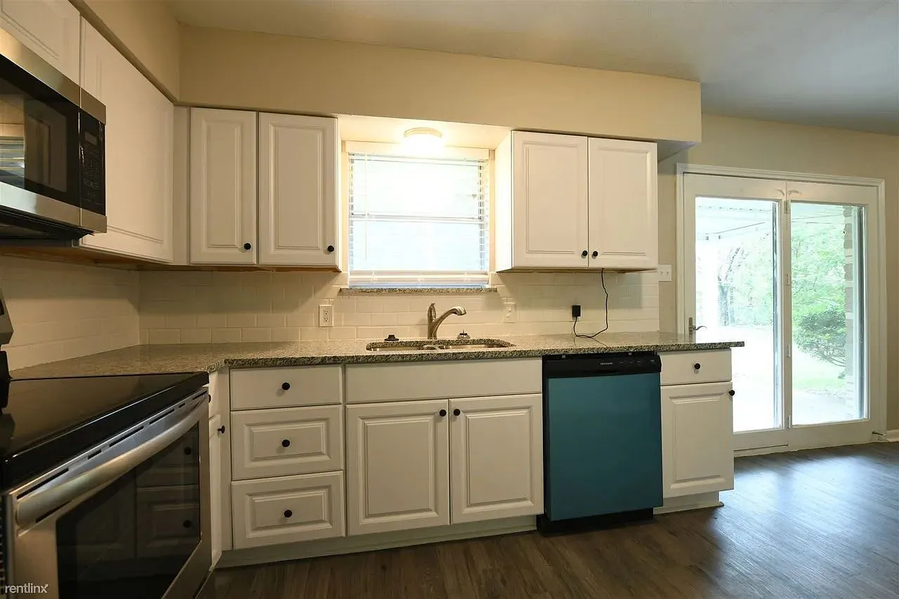 3 bed, 1338 sqft, $1,775 — Photo 4