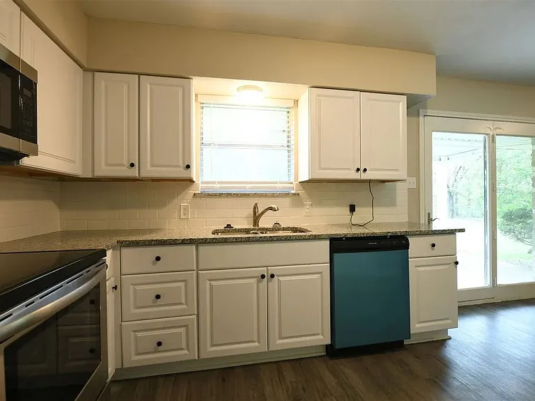 1607 Anthony St — Photo 22