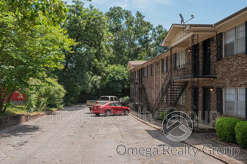 Building Photo - 2020 High School Rd #C