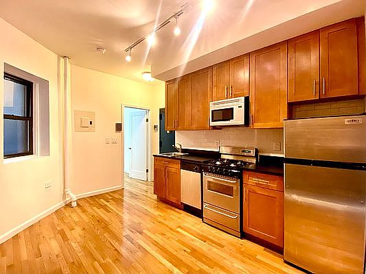 3rd image of 230 E 80th St APT 1B