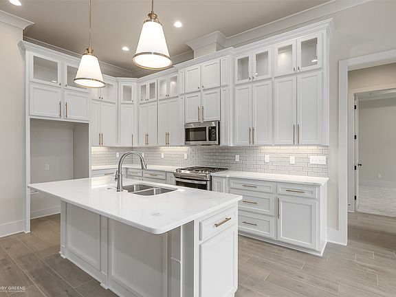 5th image of 462 Stacey Ln