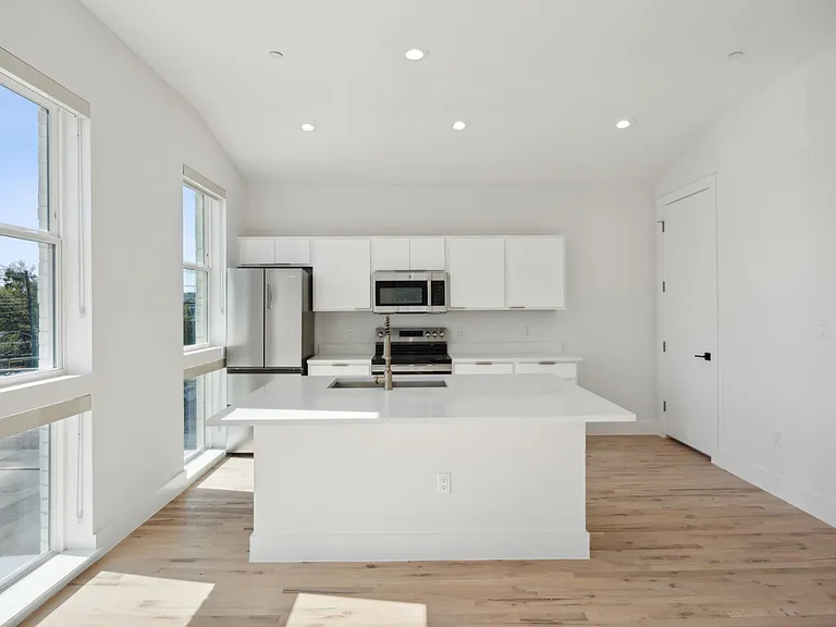 Guest House on Bryan — Photo 10