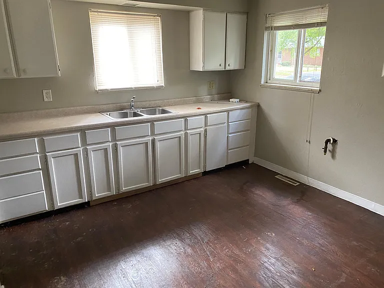 1045 Hobart St — Photo 3