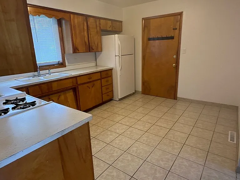 1108 Grant Ave #1-8 — Photo 3