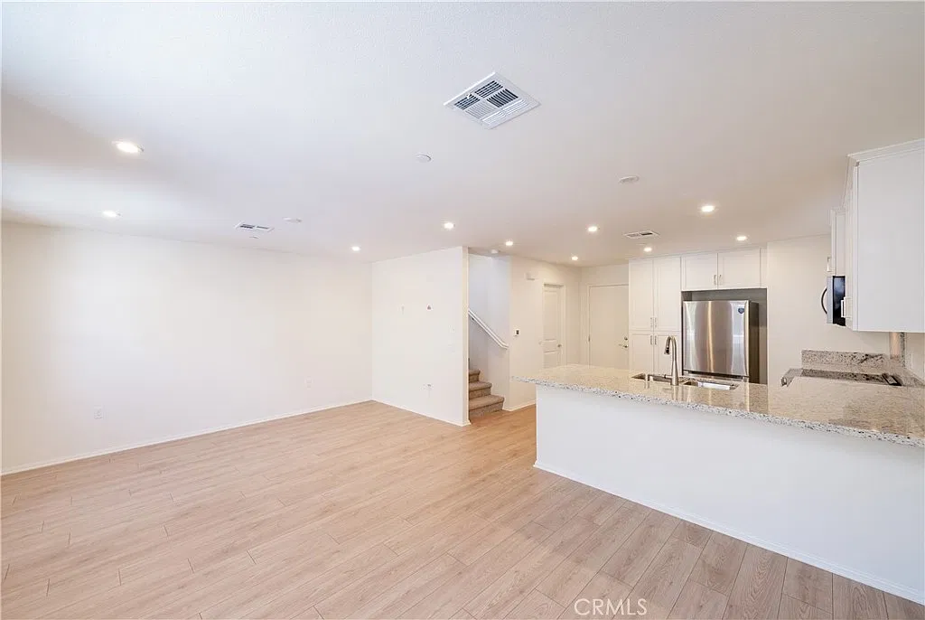 3 bed, 2.5 bath, 1500 sqft, $3,300 — Photo 4