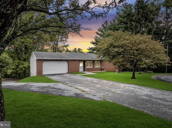 693 Julie Ct, Mechanicsburg, PA 17055