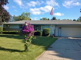 811 E Plainfield Ct, Zeeland, MI 49464