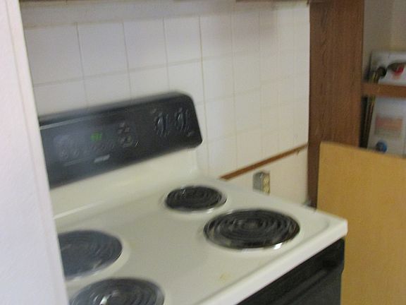 5th image of 702 W Hemlock St