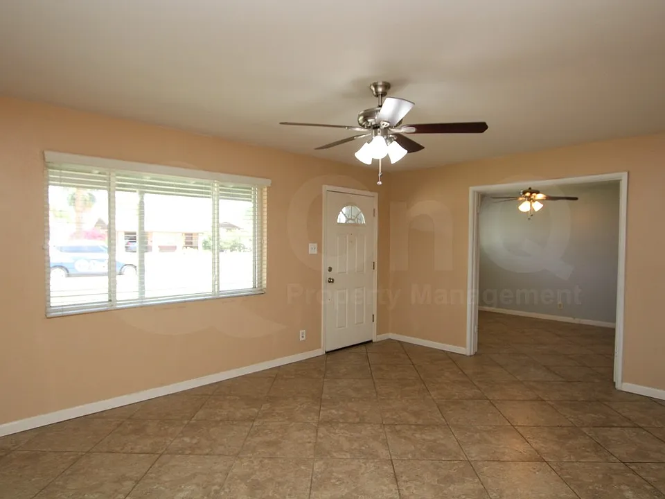 425 E Continental Dr
