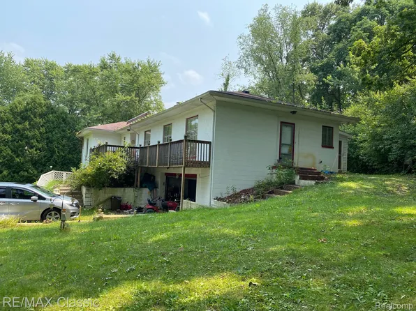 4094 Larchmoor Dr, Brighton, MI 48114