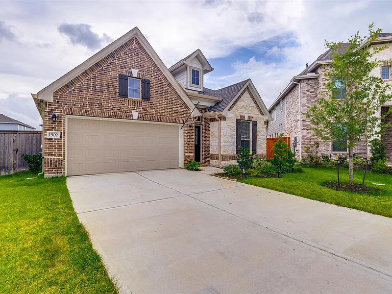 1902 Middle Pass Ln — Photo 2