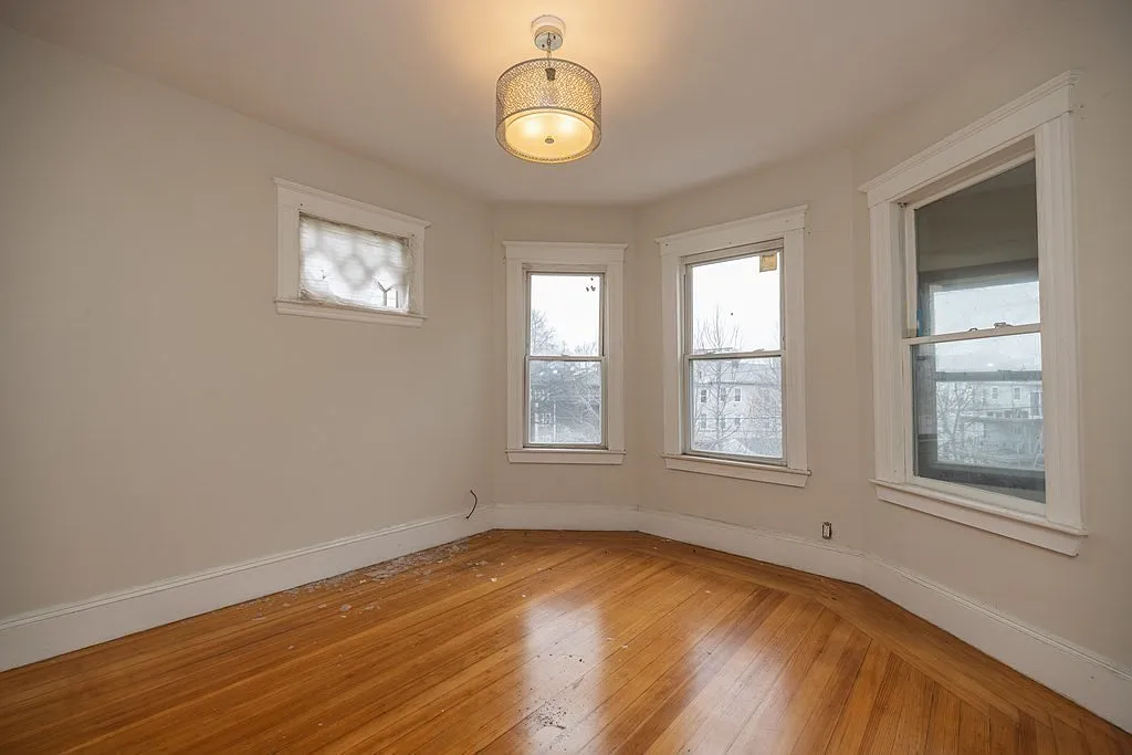 4 bed, 1.5 bath, 1200 sqft, $5,250 — Photo 4