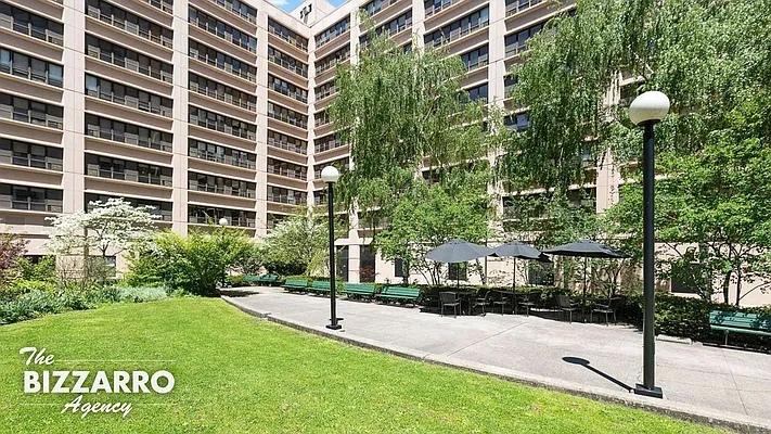 Sold by Bizzarro Agency | media 9