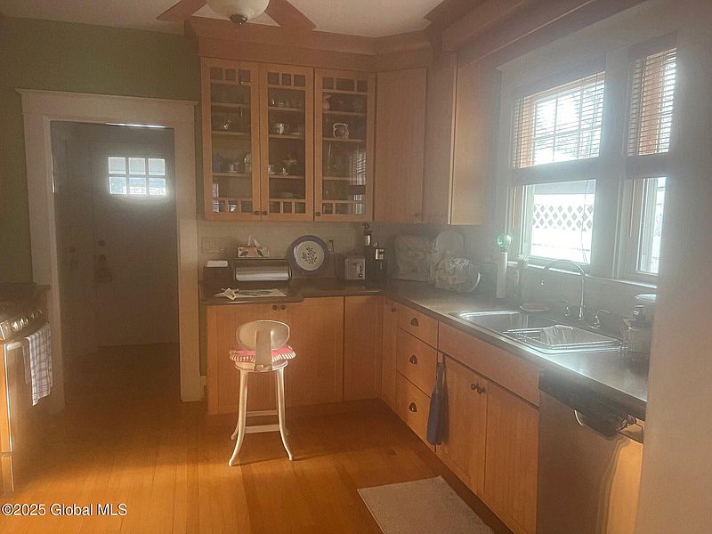 4th image of 302 6th Avenue