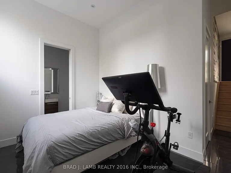 16 Egerton Ln N — Photo 18