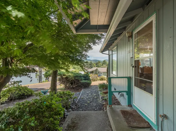 3624 NE West Devils Lake Rd, Lincoln City, OR 97367