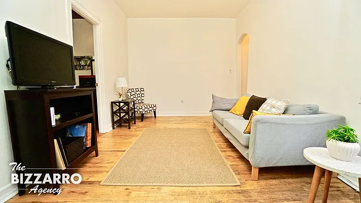 Sold by Bizzarro Agency | media 2