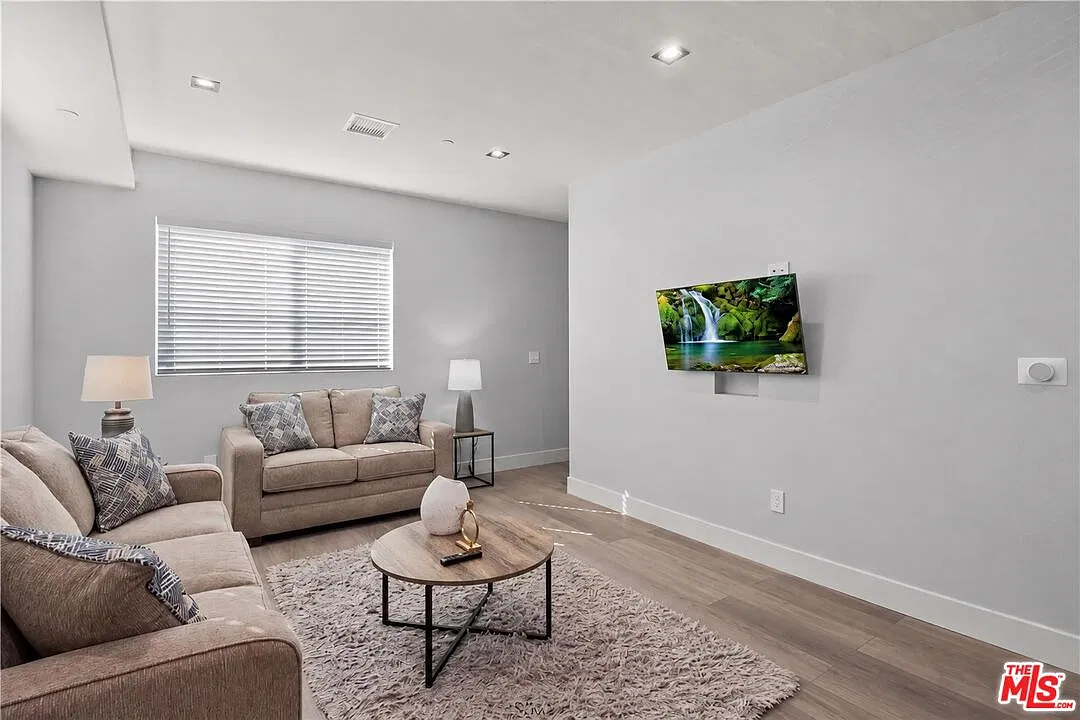 2 bed, 2.5 bath, 1140 sqft, $3,395 — Photo 2