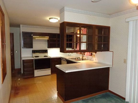 Kitchen has lots of possibilities!!