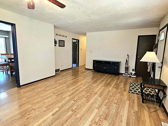 2nd image of 1208 Perry Ln