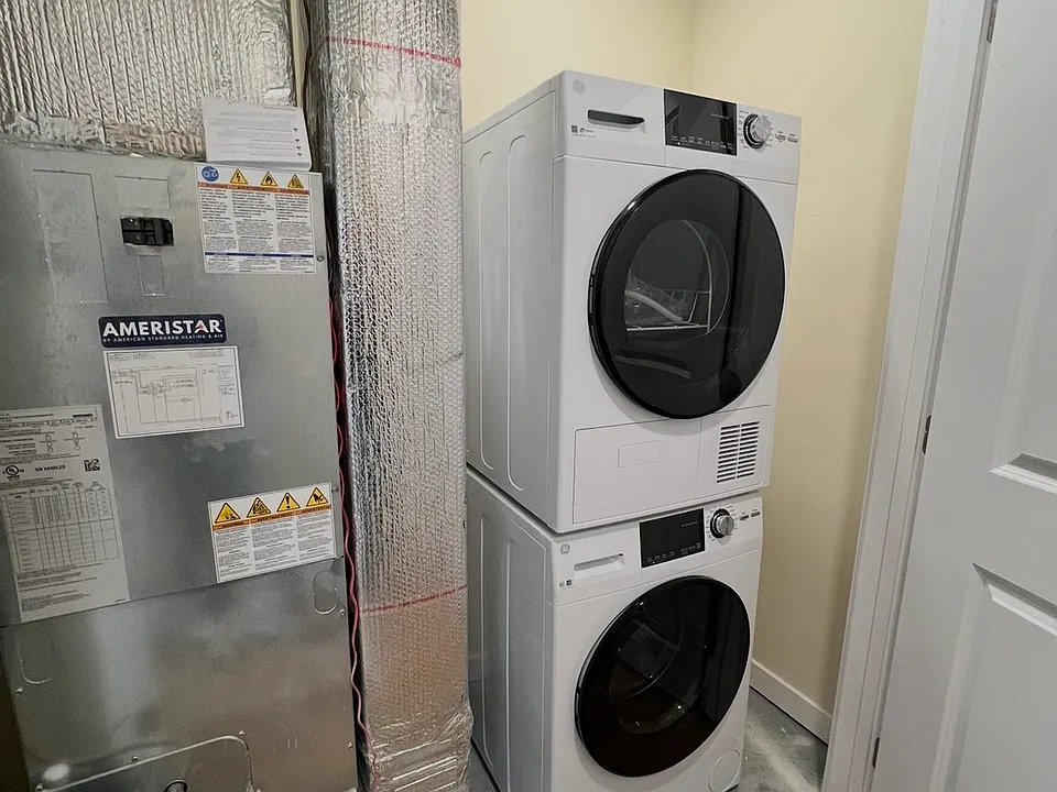 370 Center St #201