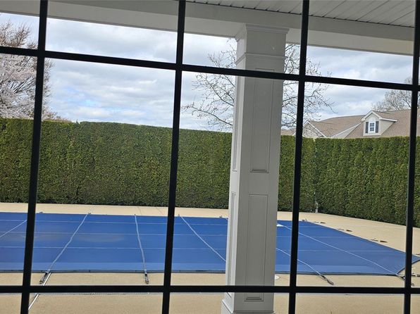 1502 Willow Ln, Valley Stream, NY 11580