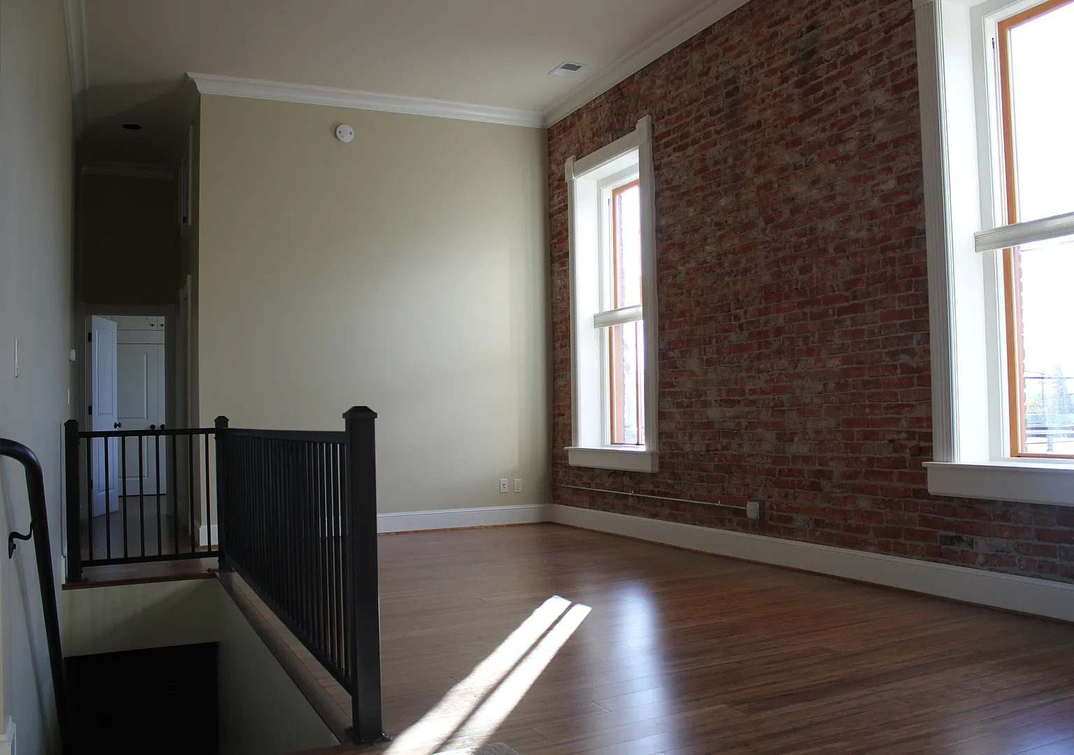 Gorgeous 2 Bedroom Apartment Downtown — Photo 4