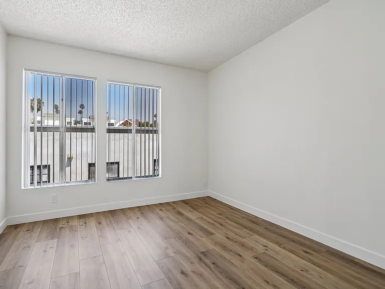 521 N Kenmore Ave #102 — Photo 17