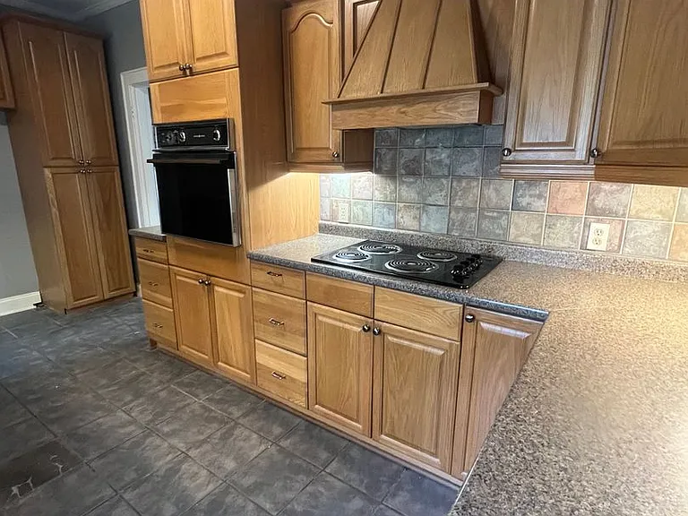 330 Wyandotte St — Photo 17