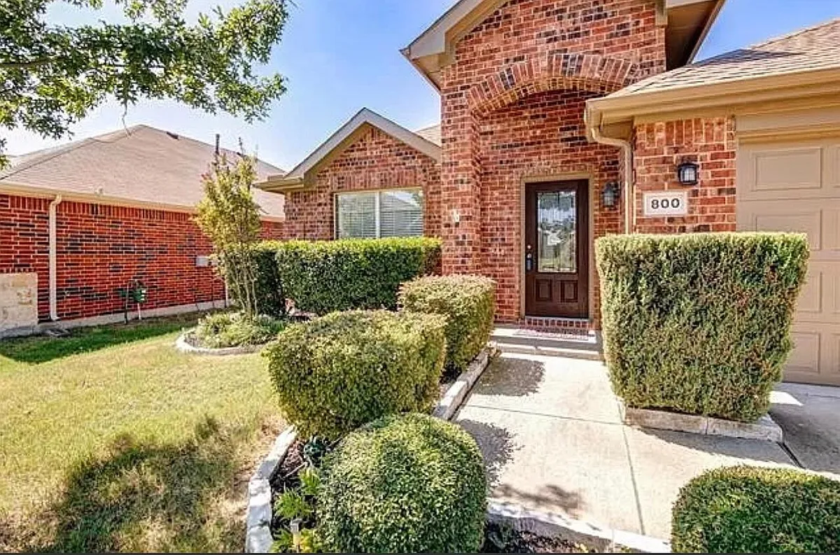Building Photo - 800 Golden Bear Ln