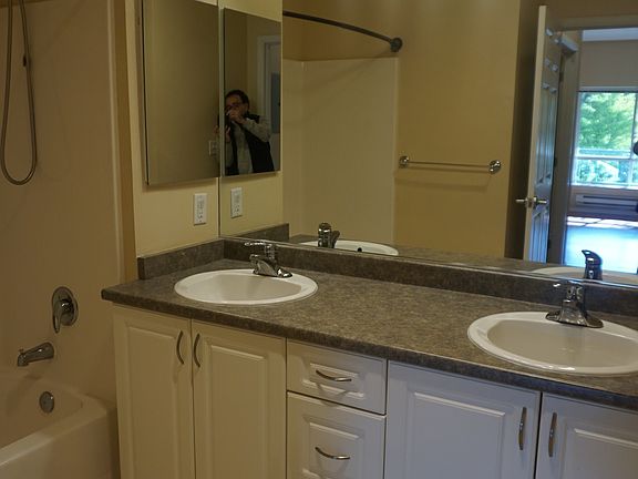 4th image of 12224 NE 8th St #140