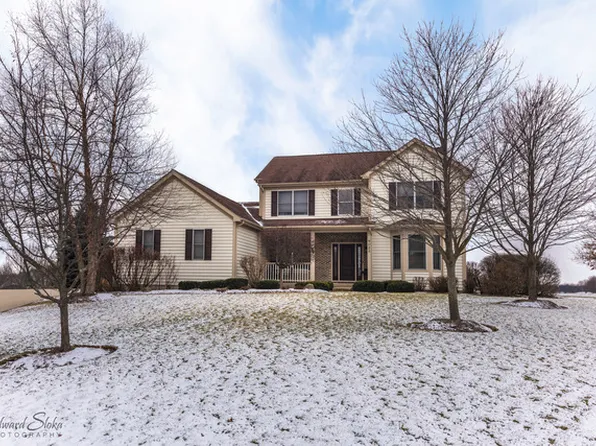 9023 McIntosh Ct, Crystal Lake, IL 60014