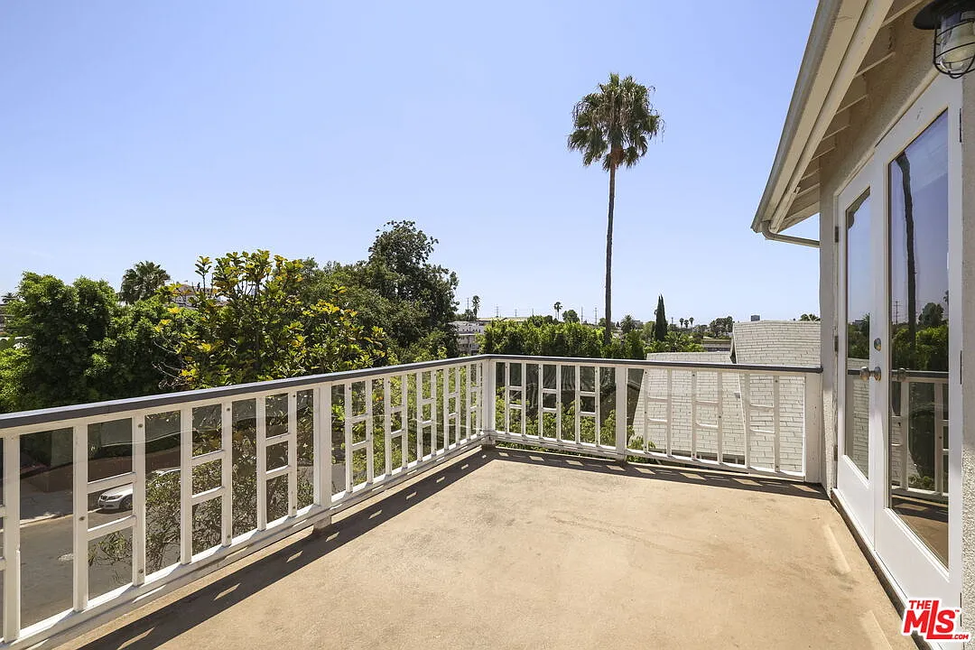 2 bed, 2.0 bath, 1100 sqft, $4,350 — Photo 3