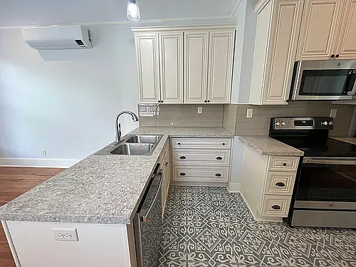 Cromwell Court — Photo 126