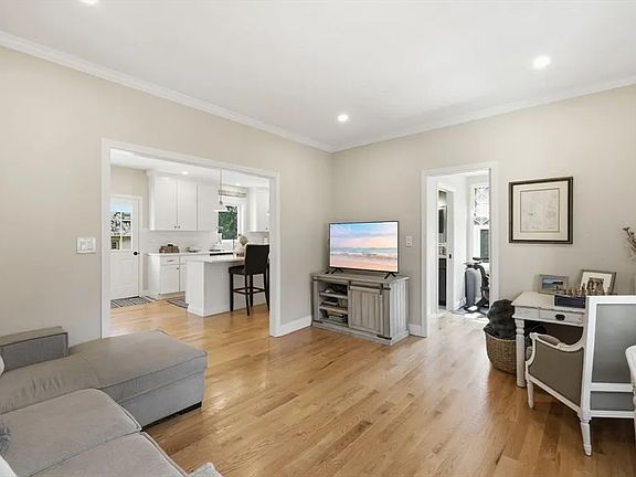5th image of 9 Walnut Ave