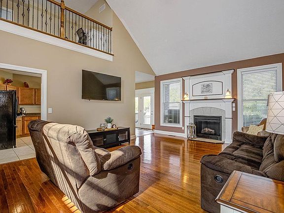 2nd image of 1348 Vicki Ln