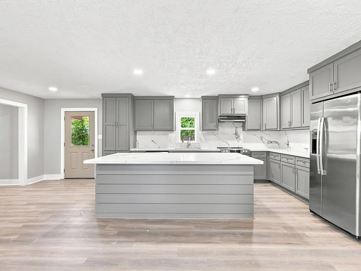 3 bed, 2.0 bath, 1705 sqft, $2,300 — Photo 3