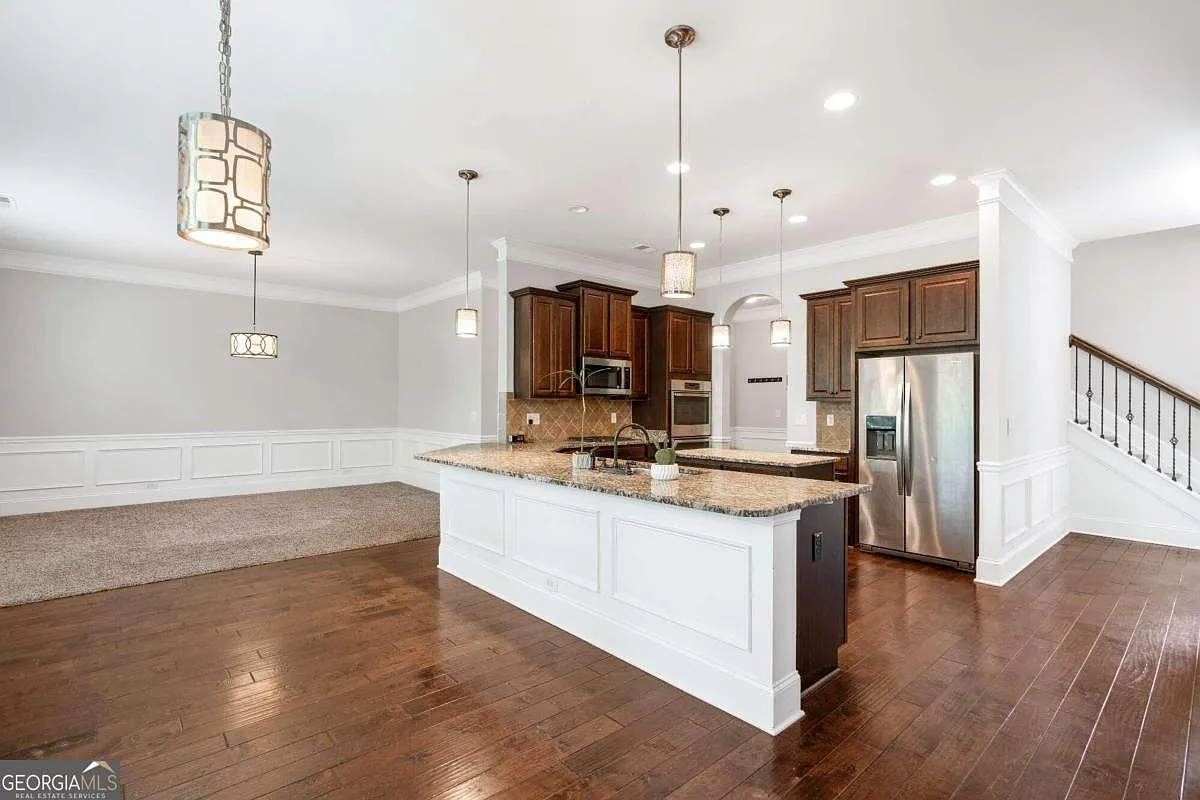 7 bed, 4.5 bath, 6789 sqft, $6,500 — Photo 4