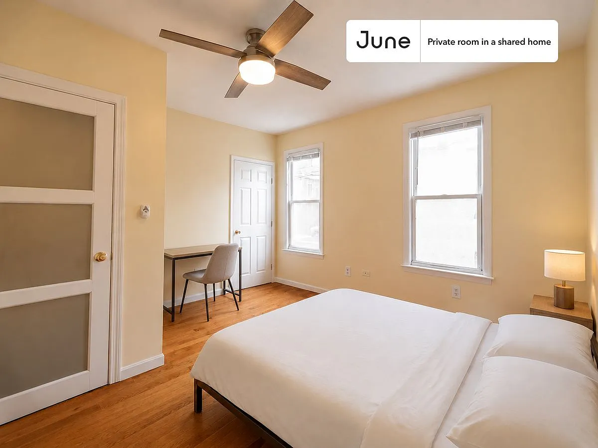Queen bedroom in 3 bed/2 bath home in East Boston #1849 B — Photo 1