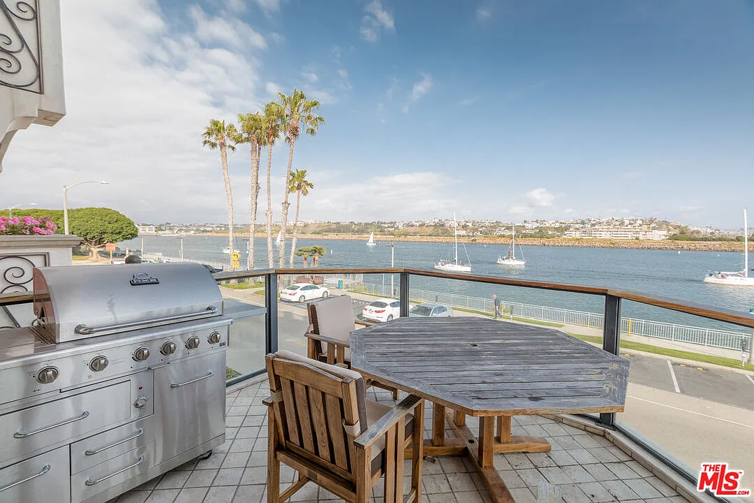 5 bed, 6.0 bath, 7200 sqft, $24,950 — Photo 4