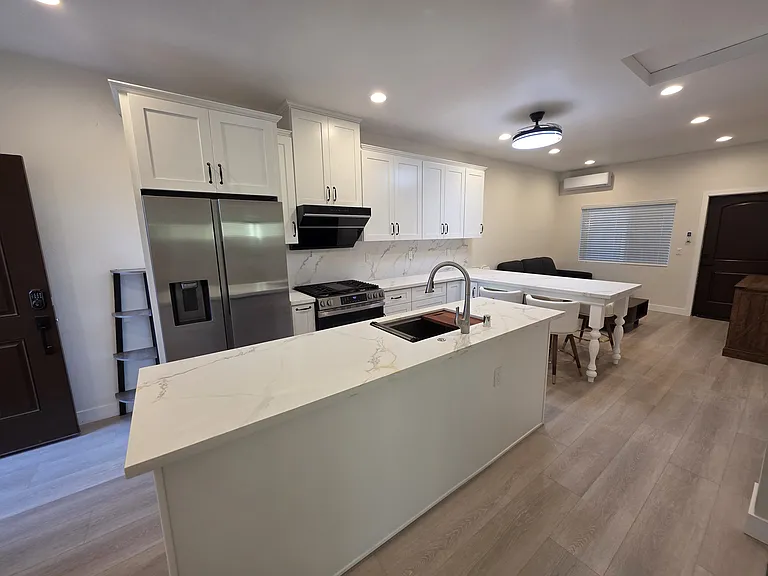 552 W Howard St — Photo 16