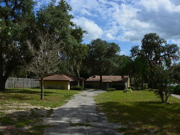 04) Spacious Front Yard