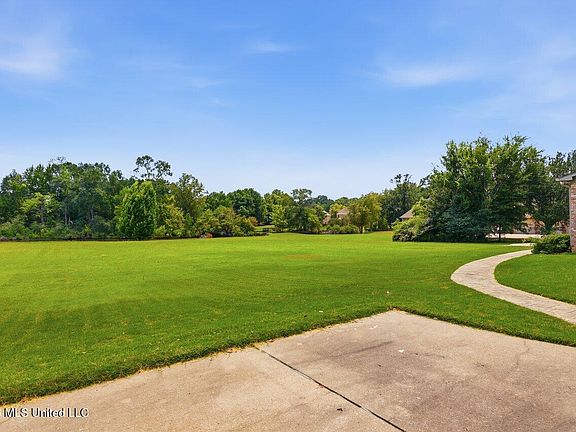 5th image of 553 Twin Cedars Dr