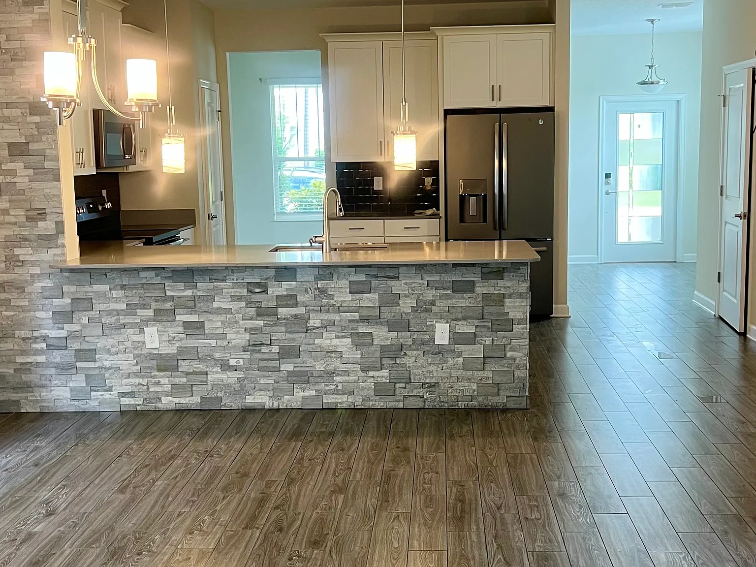 3 bed, 2203 sqft, $2,900 — Photo 4