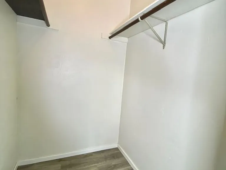 1930 Basten St — Photo 10