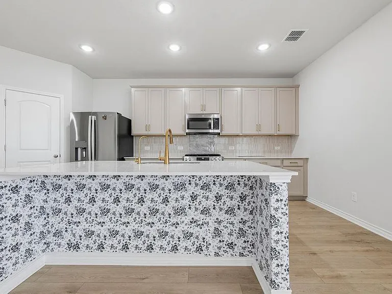 245 Leeland Dr — Photo 10
