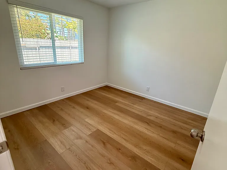 952 Pine Ave #D — Photo 14