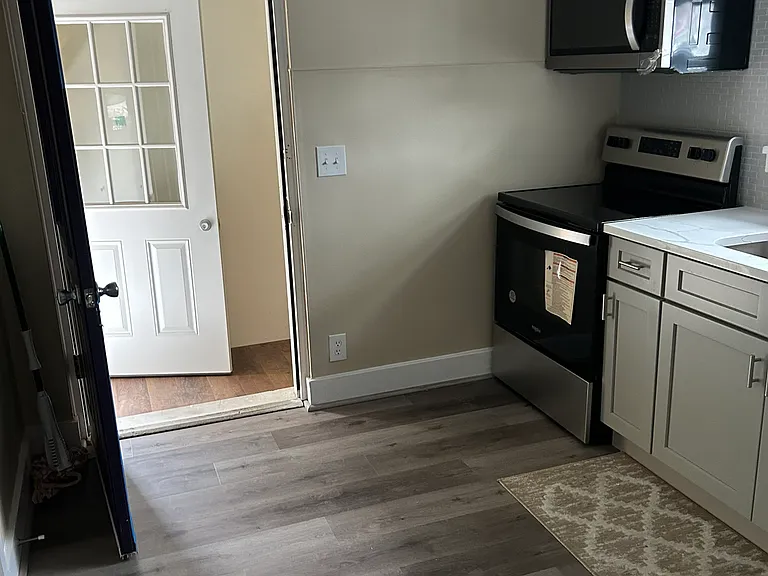 907 E Chocolate Ave #D — Photo 2