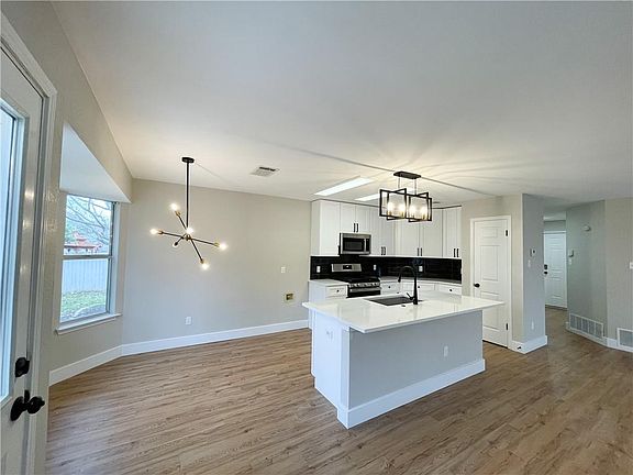 4th image of 1103 Cedar Hills Blvd