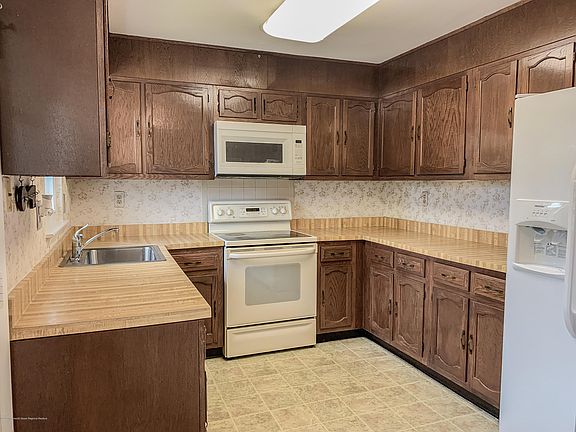 2nd image of 84 Cambridge Circle #B